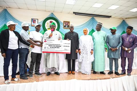 World Bank, Nigeria Disburses Funds to Plateau Communities to Boost Climate Resilience and Agricultural Yields Mediaage NG The World Bank and the Nigerian government has began the disbursement of funds to 140 communities across the 17 Local Government Areas (LGAs) of Plateau State to help tackle climate change and boost agricultural yields.