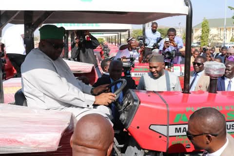 World Bank, Nigeria Disburses Funds to Plateau Communities to Boost Climate Resilience and Agricultural Yields Mediaage NG The World Bank and the Nigerian government has began the disbursement of funds to 140 communities across the 17 Local Government Areas (LGAs) of Plateau State to help tackle climate change and boost agricultural yields.