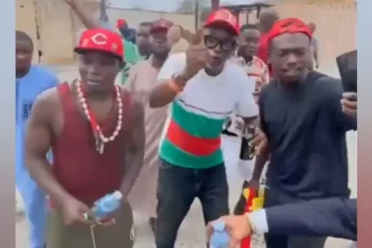 Tensions Flare as Protesters Halt Opening of Nigeria’s New Museum Mediaage NG What was meant to be a proud cultural milestone in southern Nigeria turned into a day of chaos and anger. The grand opening of a new multi-million dollar museum in Edo State was abruptly postponed on Tuesday after protesters stormed the venue, demanding that it be placed under the authority of the Oba of Benin — the region’s revered traditional ruler.