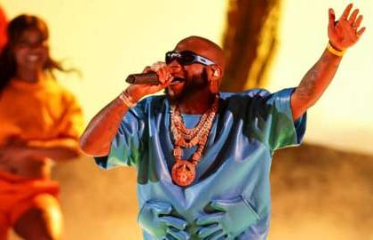 Prof. Soyinka Defends Davido Over Alleged Offensive Video Mediaage NG Lagos, July 26 (Mediaage NG News) - Nobel Laureate Prize winning author, Prof. Wole Soyinka has defended music icon, Davido over a video he shared on social media that was allegedly offensive to Muslims.