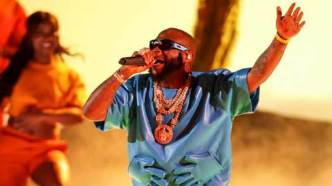 Prof. Soyinka Defends Davido Over Alleged Offensive Video Mediaage NG Lagos, July 26 (Mediaage NG News) - Nobel Laureate Prize winning author, Prof. Wole Soyinka has defended music icon, Davido over a video he shared on social media that was allegedly offensive to Muslims.