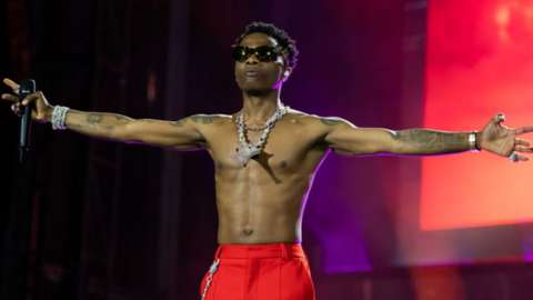 Wizkid Recognised For Over One Billion Digital Streams In The UK Mediaage NG London, August 01 ( Mediaage NG News) - Afrobeats musician, Wizkid has become the first African artist to be recognised by BRIT Billion Award which acknowledges artists who have achieved over one billion digital streams in the UK.